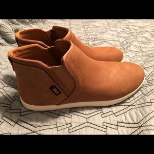 Teva Boots Sz 9